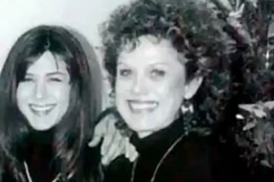 Jen con Nancy Dow, su madre, que fue modelo y atormentó a su hija desde pequeña
