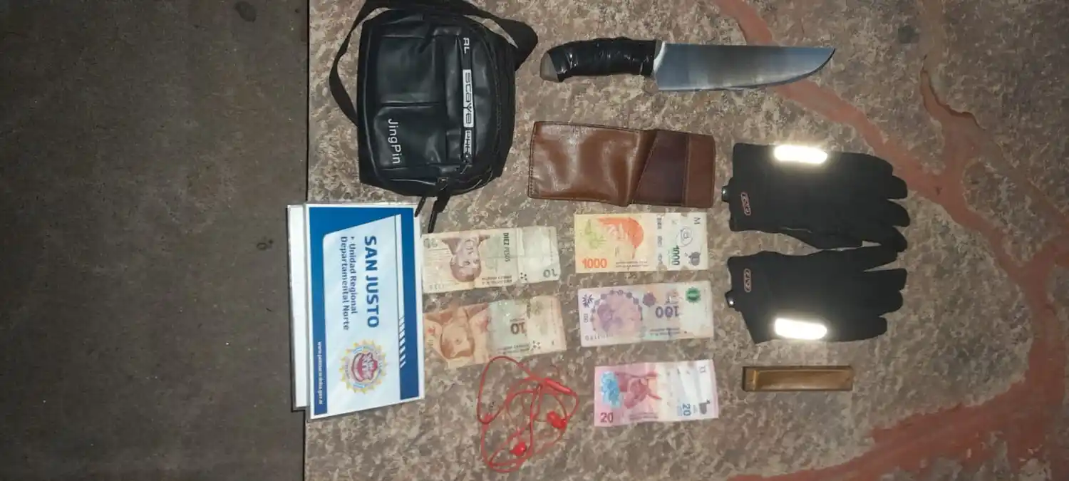 Arma blanca y objetos robados en barrio Corradi: riñonera, dinero, guantes y armónica.