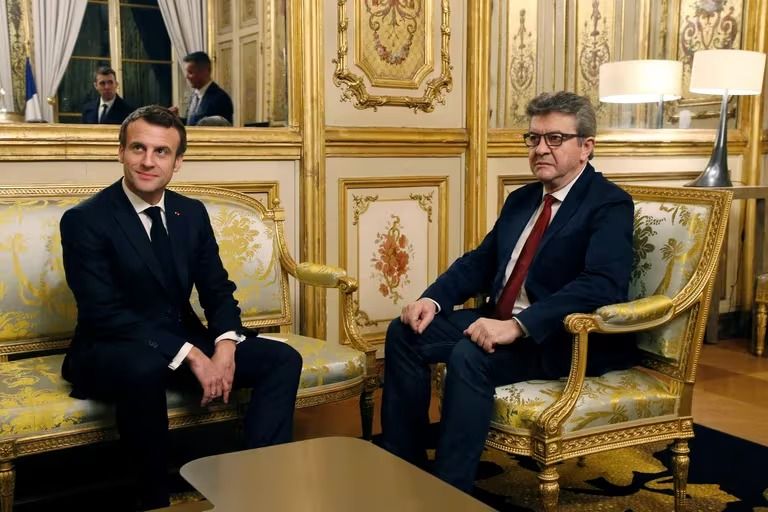 Emmanuel Macron junto al líder de la extrema izquierda Jean-Luc Melenchon, en el Palacio del Elíseo en París.