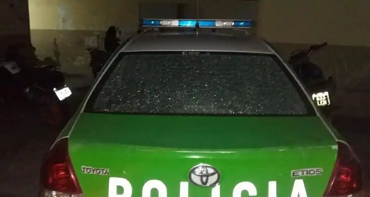 Policías golpeados, patrulleros apedreados, cuando acuden a enfrentamientos barriales