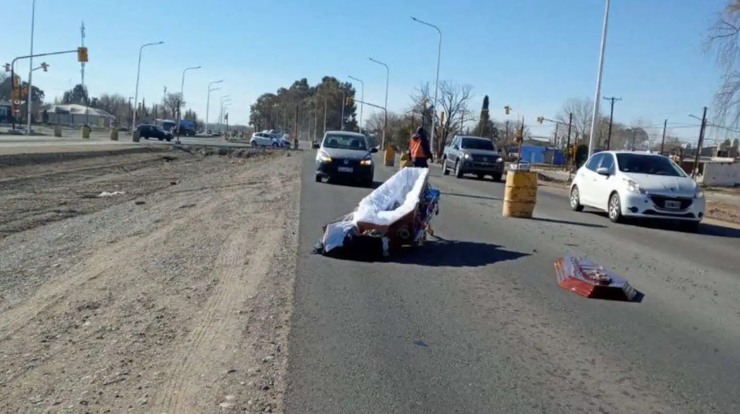 Horror: un ataúd cayó de un coche fúnebre y el cadáver quedó en el asfalto