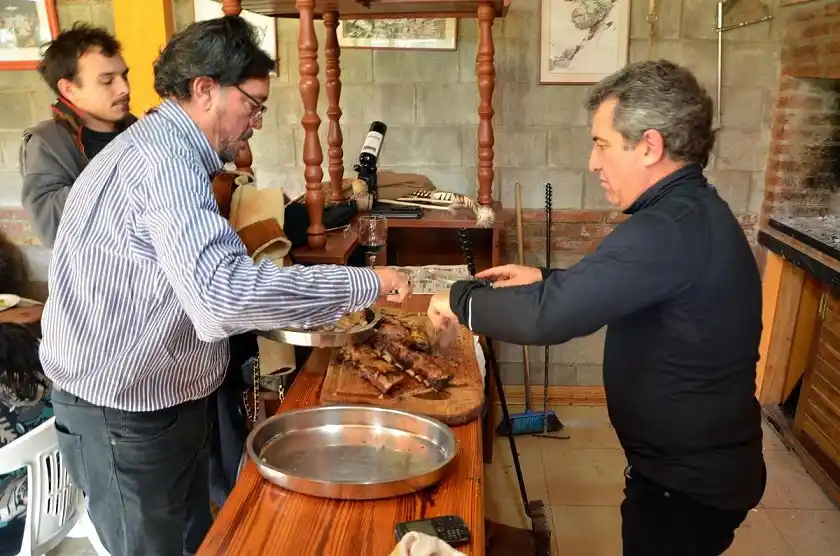 Urribarri preparó un asado para los cuarenta ganadores de un concurso