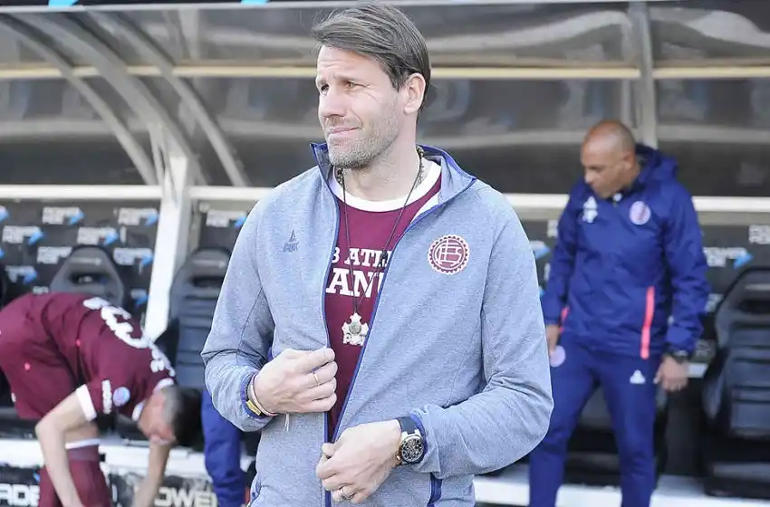 Se fue el primero: Carboni dejó de ser técnico de Lanús