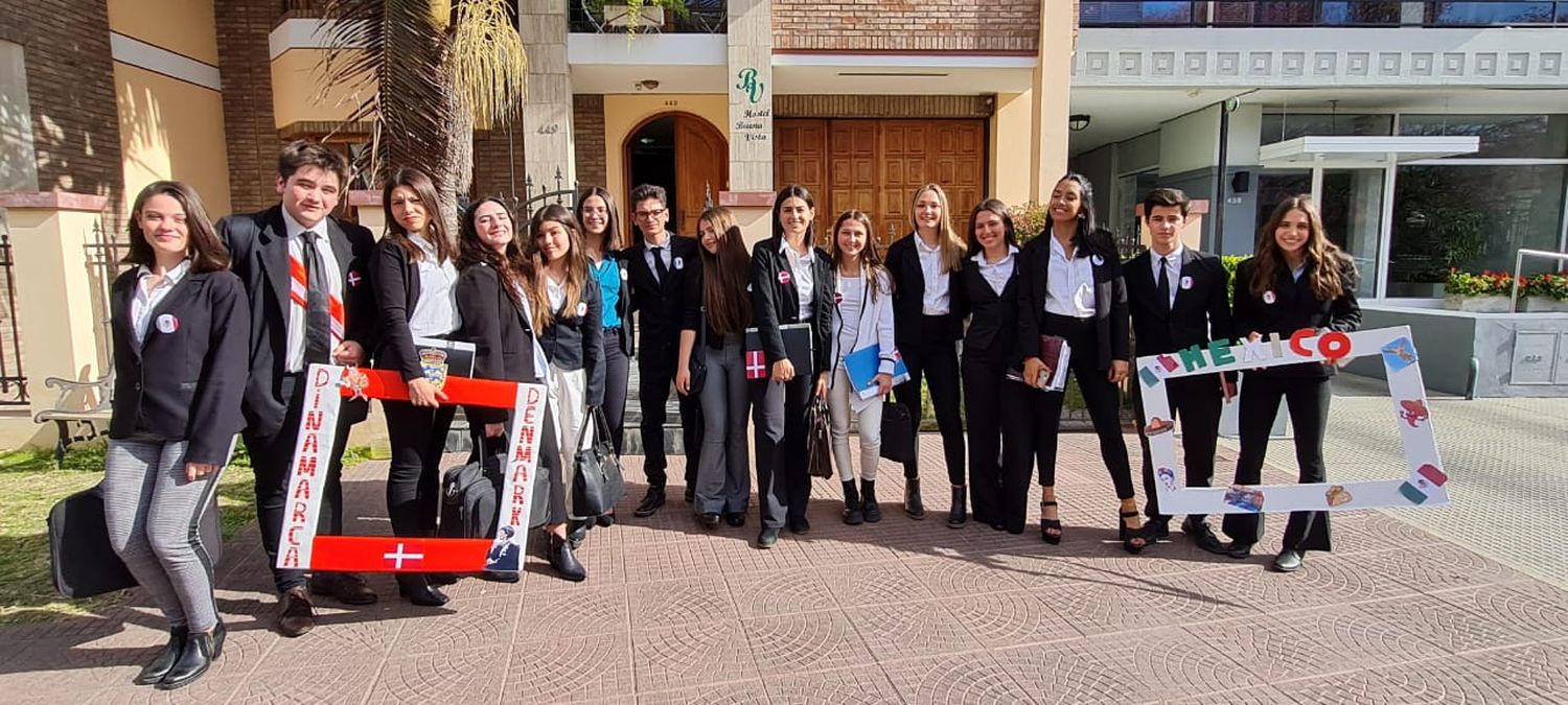 Alumnos de la Esc. Normal participaron del programa “Uniendo Metas”