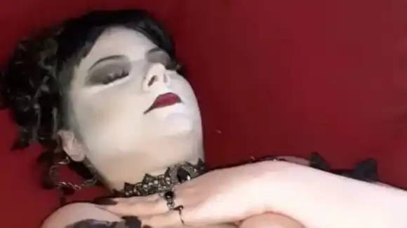 Ve cómo asistió disfrazada y en un ataúd a su graduación, te sorprenderá (VIDEO)