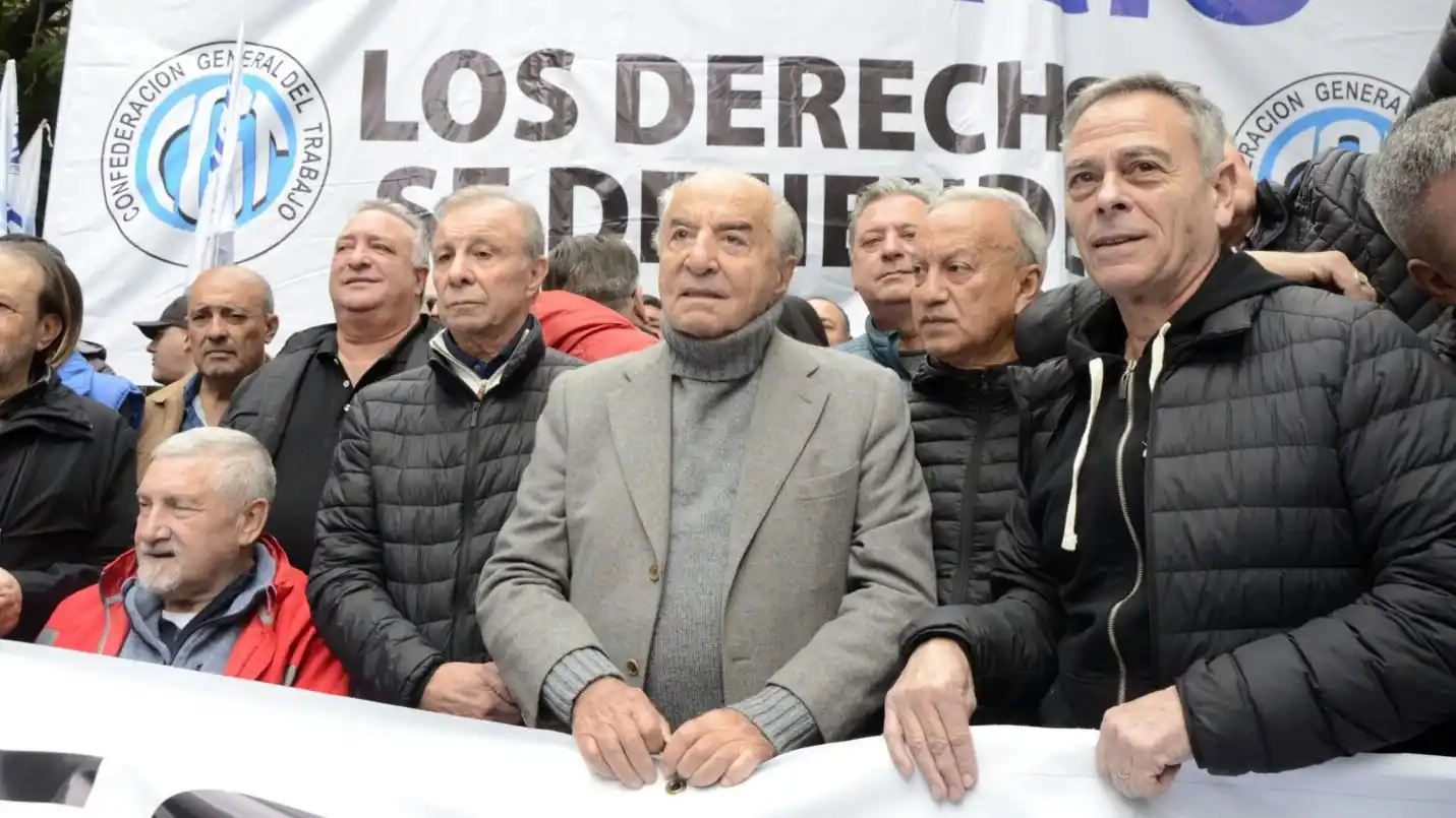 Acompañado. Cavalieri, al centro de gris, acompañado por el necochense Cristian Arriaga, secretario General de la seccional Necochea.