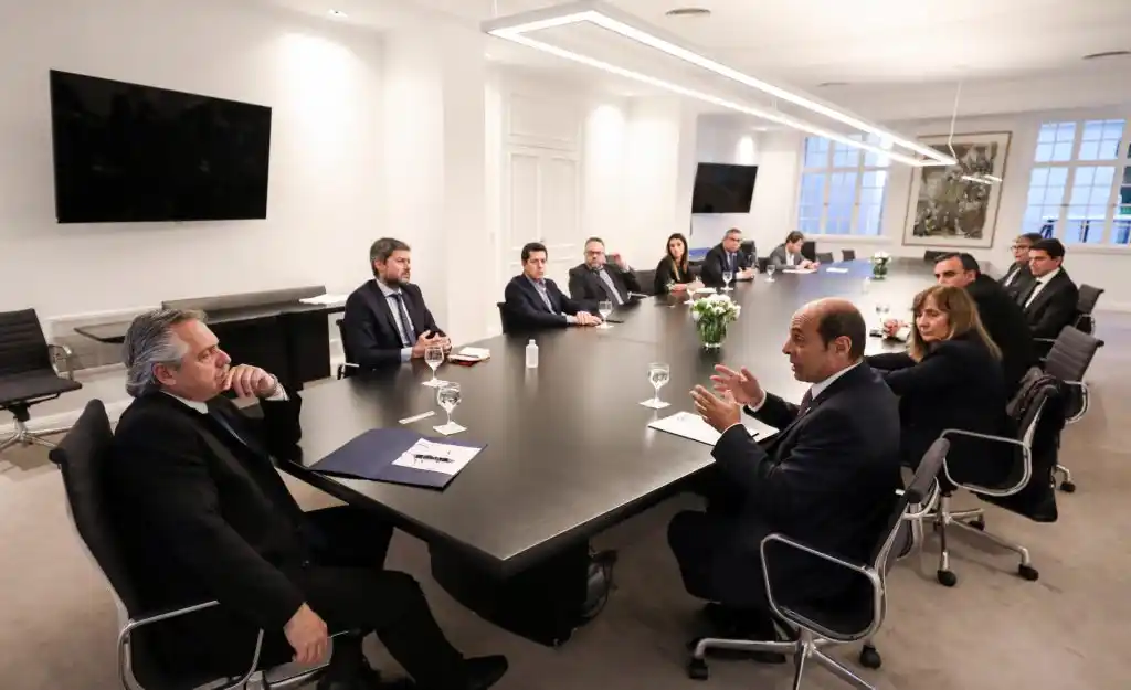 Buscan soluciones para empresas de salud privada y de turismo 