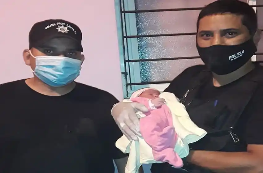 Dos policías asistieron al naciemiento de una niña a bordo del patrullero