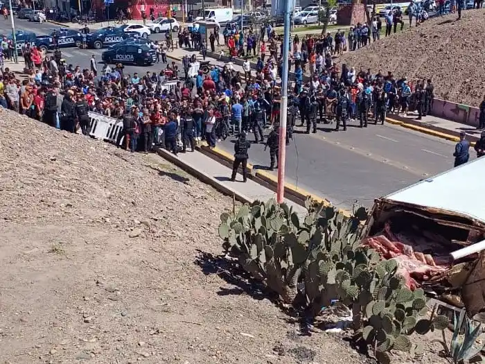 Mendoza: vecinos quisieron saquear un camión cargado de carne y hubo incidentes con la policía