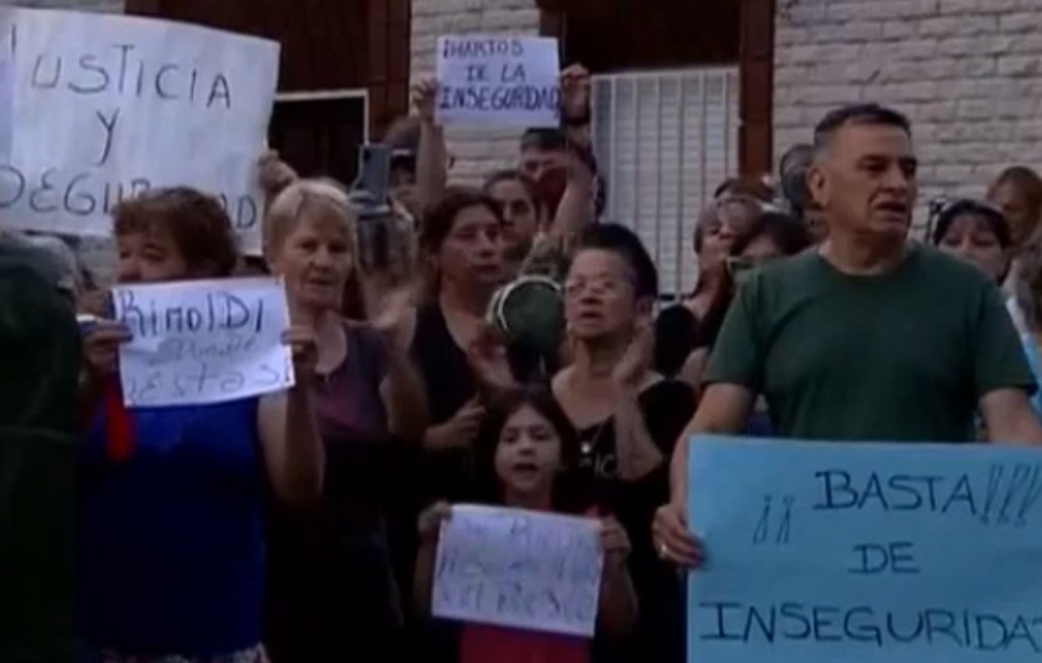 Cansados de los robos, vecinos de Pascual Rosas y San Luis se manifestaron por más seguridad