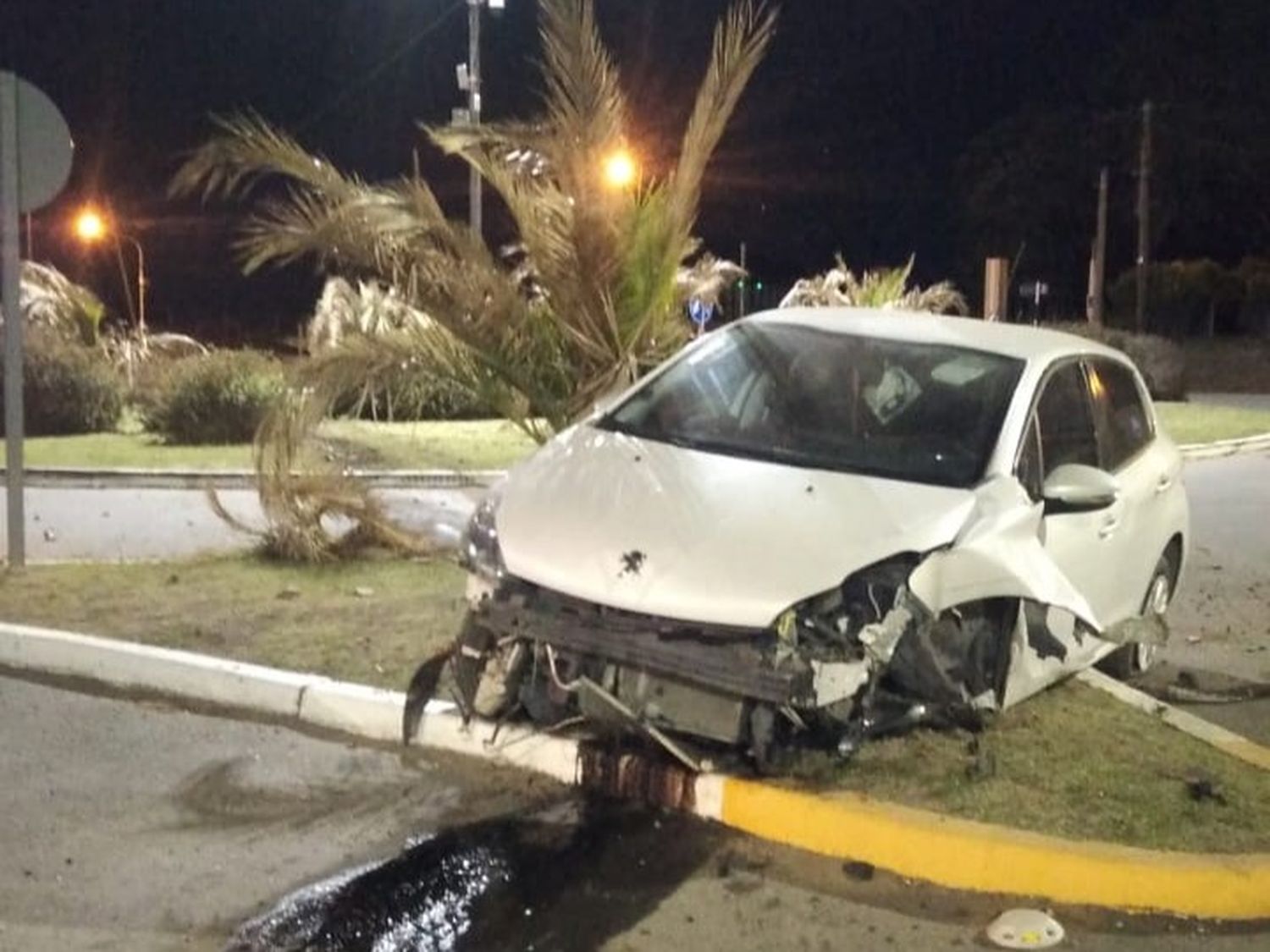 Violento choque en la rotonda del Dique