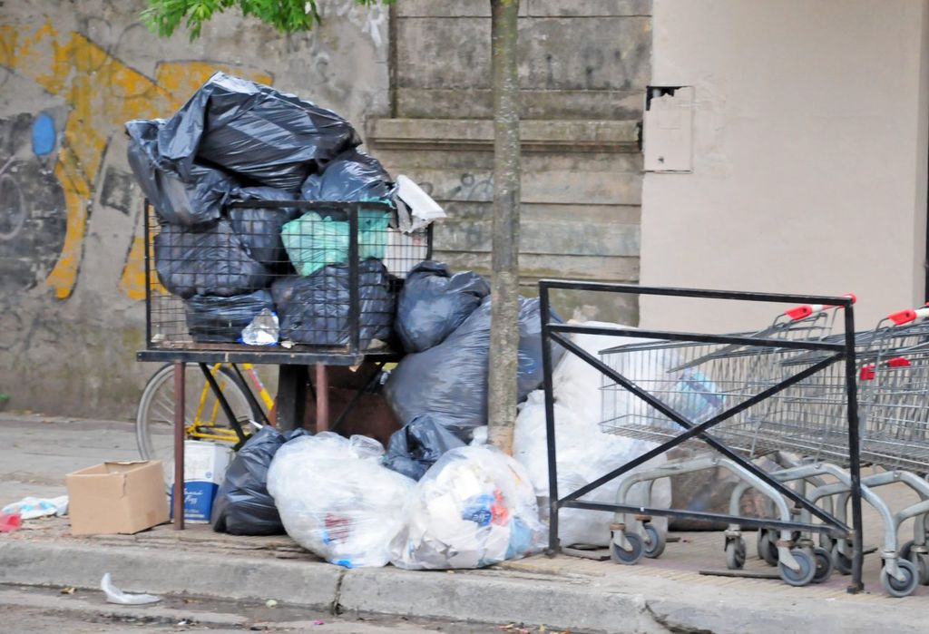 Las calles vuelven a lucir repletas de basura tras cuatro días sin ...