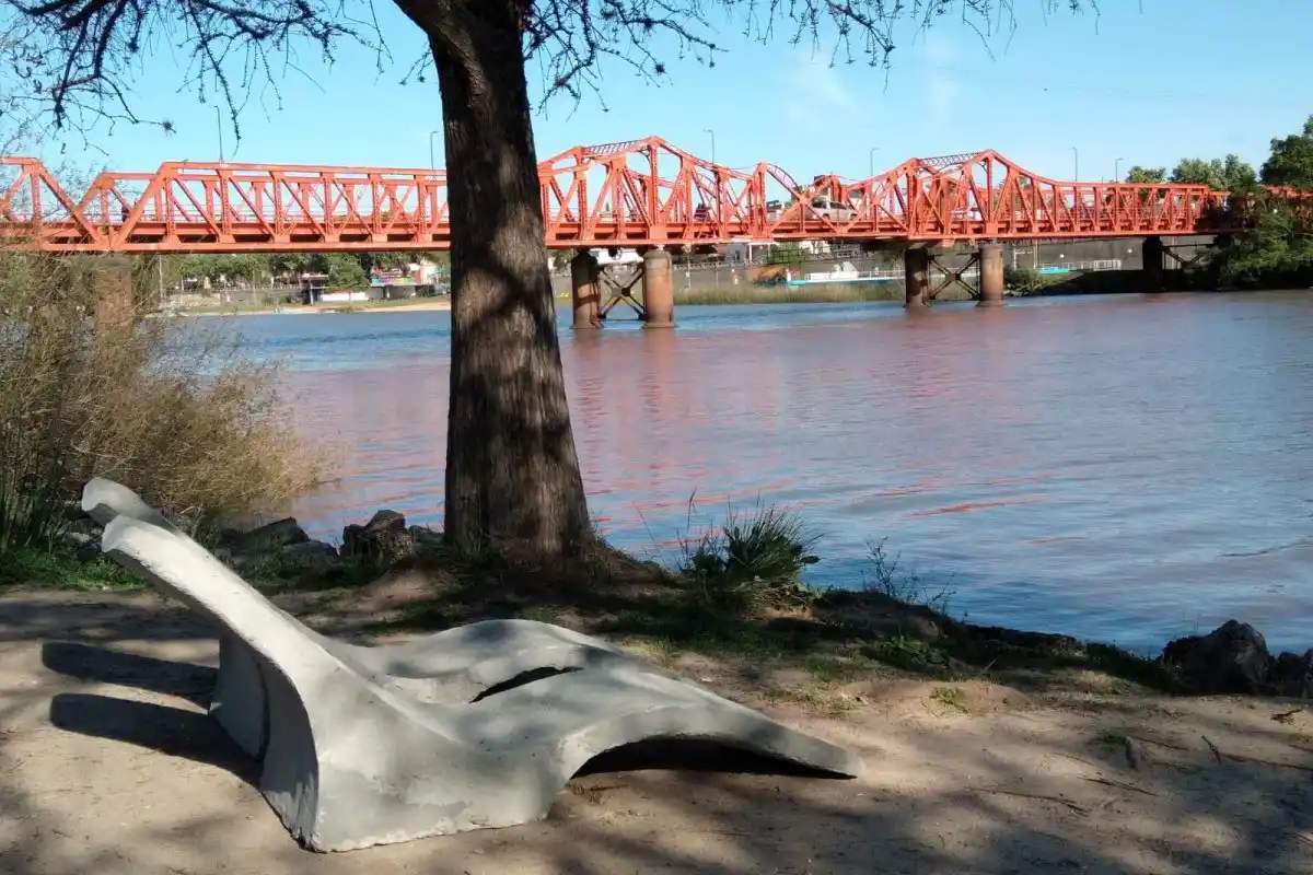Colocaron nuevo mobiliario urbano a la vera del Río Gualeguaychú