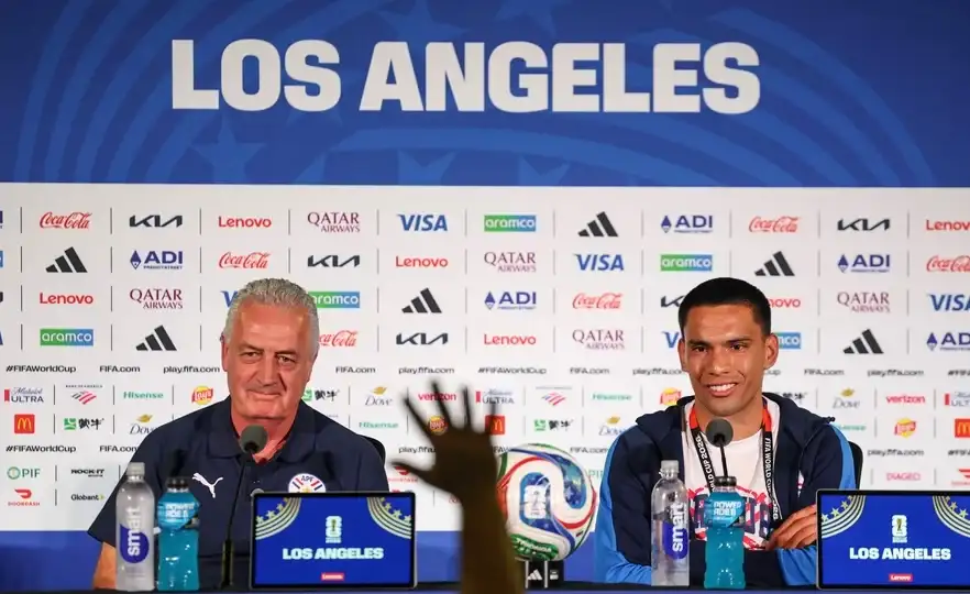 Gustavo Alfaro, DT de Paraguay, en conferencia de prensa.