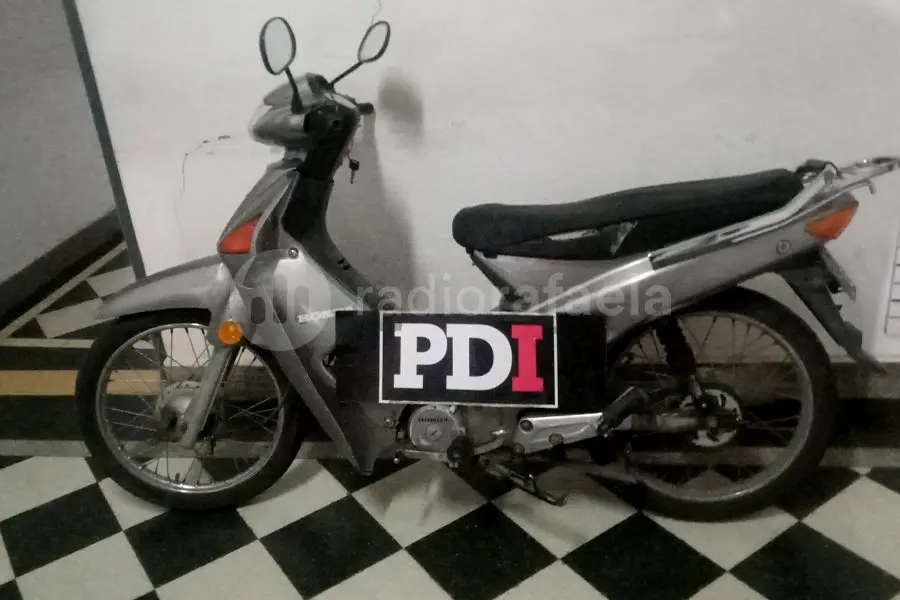 Se peló con su pareja y se fue de la casa llevándose la moto de ella y una mochila