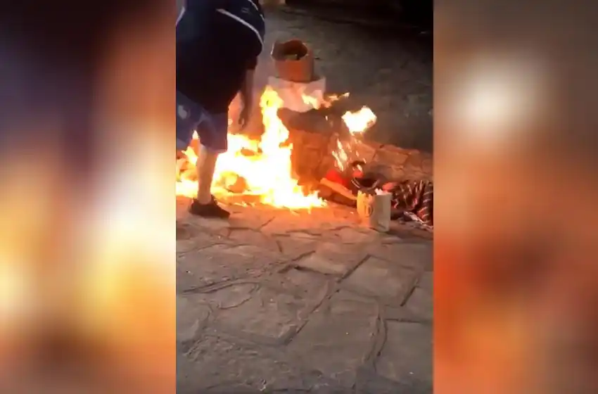 Indignante video: un hombre prendió fuego a dos personas que dormían en la calle y otro lo filmó