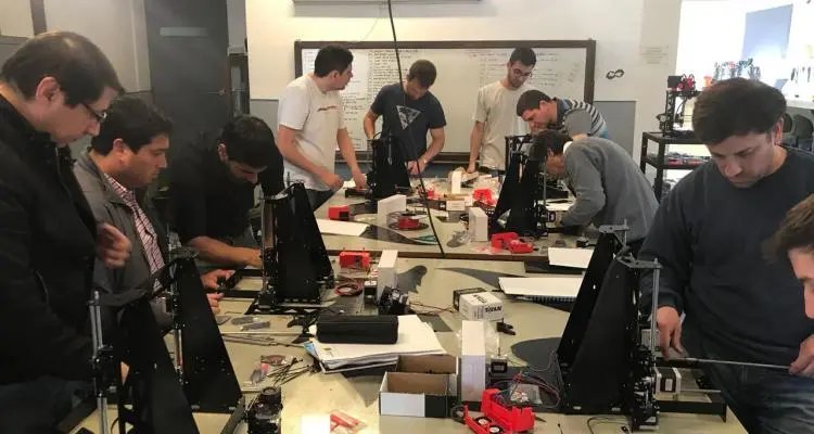 Capacitarán jóvenes en el CIC para que armen piezas inteligentes y de fabricación digital