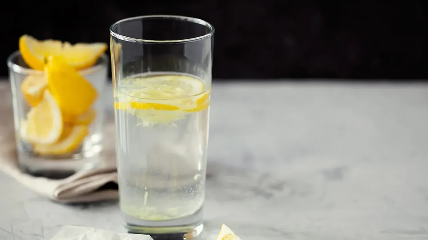 Crece la tendencia de beber agua con limón: qué cuidados recomiendan para evitar efectos negativos