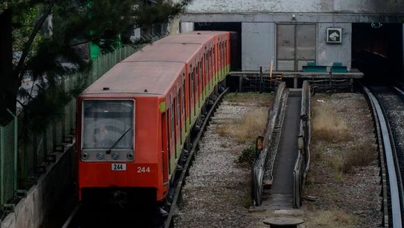 Venezolana es rescatada de caer a los rieles del metro de Ciudad de México