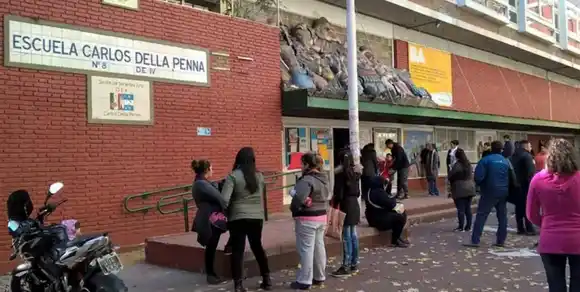 Brutal agresión en una escuela de La Boca: una madre y una abuela atacaron al director con una birome