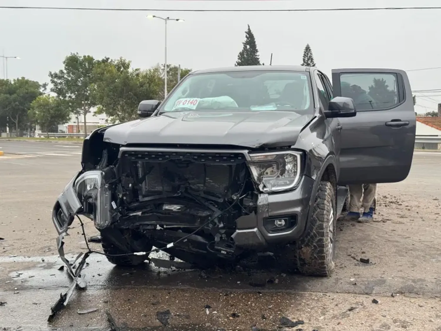 Estrenaba su camioneta 0 Km y se la chocó un conductor que cruzó en rojo y sin seguro