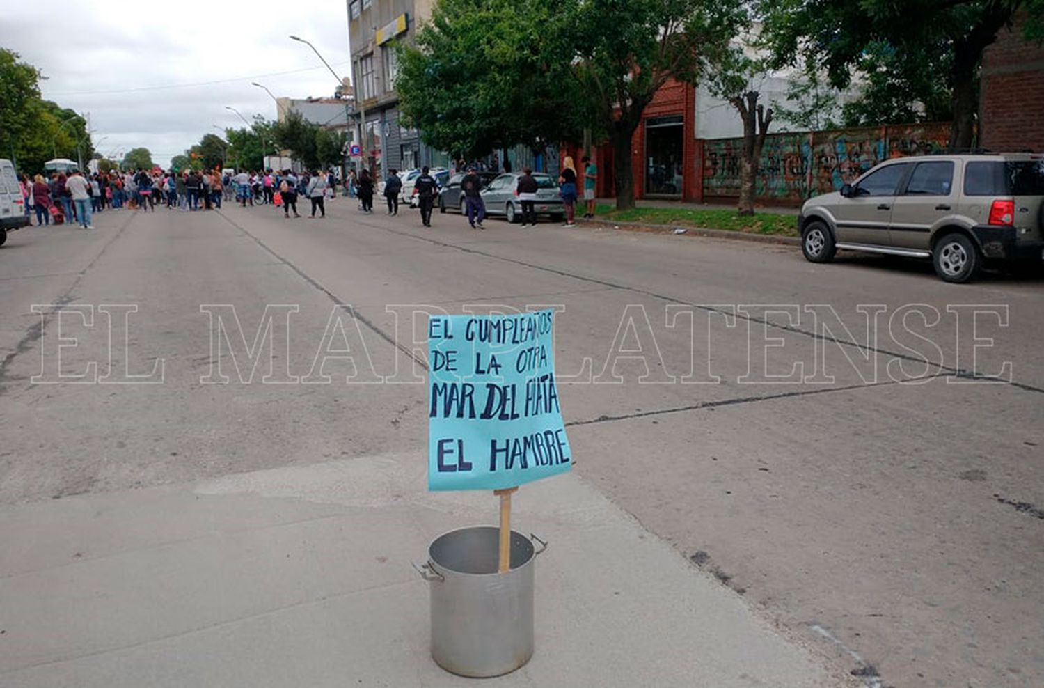 Reclamo con tortas y ollas vacías para celebrar el cumpleaños de "la otra Mar del Plata"