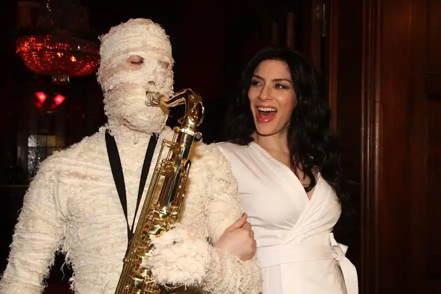 Romina Gaetani presentó a su elenco junto a "La Momia"