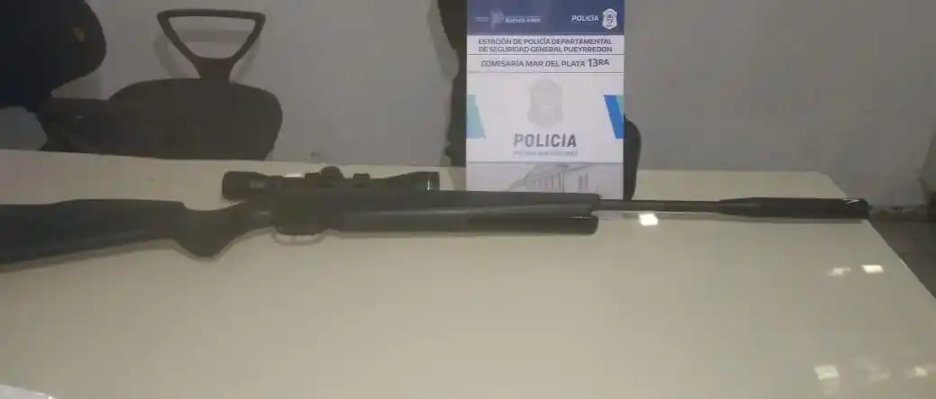 Quisieron robarle y los corrió con un rifle en la mano