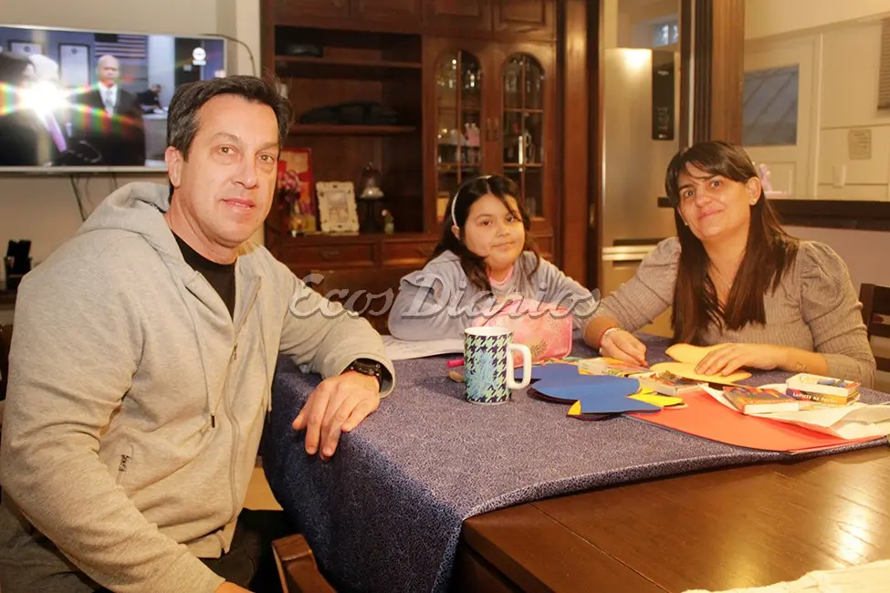 En la casa. Arturo Rojas con su esposa Jorgelina y su hija más chiquita, Valentina