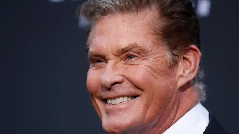 Una inteligencia artificial hace photoshop en vivo y rejuvenece al actor del "Auto Fantástico"