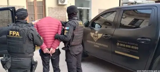 Detuvieron a tres personas y secuestraron drogas y un arma de fuego en San Francisco - 2