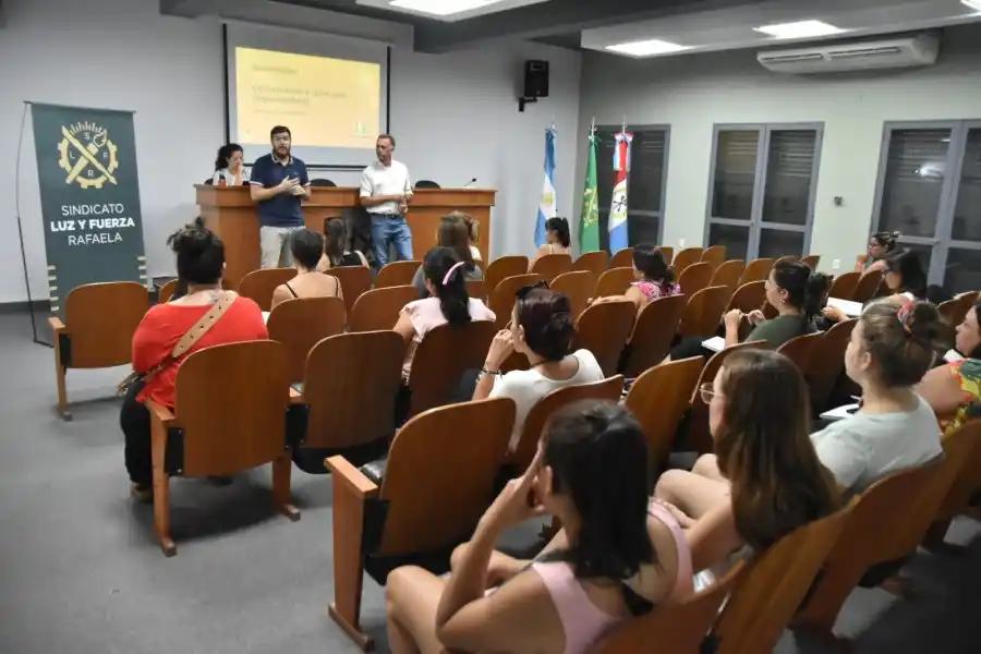 Cursos de verano: comenzó el “Taller de comunicación y redes”