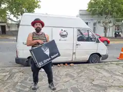Lleva más de un año viajando con su magia por el país y el destino lo trajo a Tandil en Semana Santa