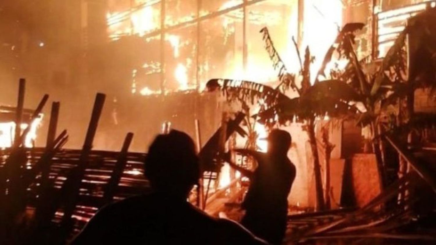 LES CAYÓ EL TECHO EN LLAMAS: mueren dos niños venezolanos tras incendio en un hotel de Perú