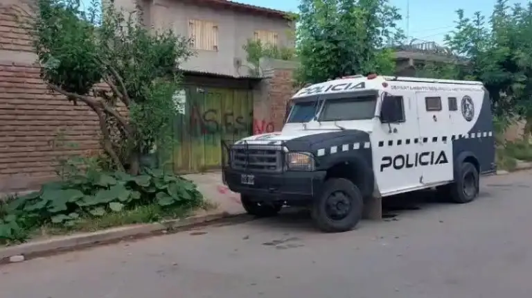 La policía custodia la vivienda del imputado.