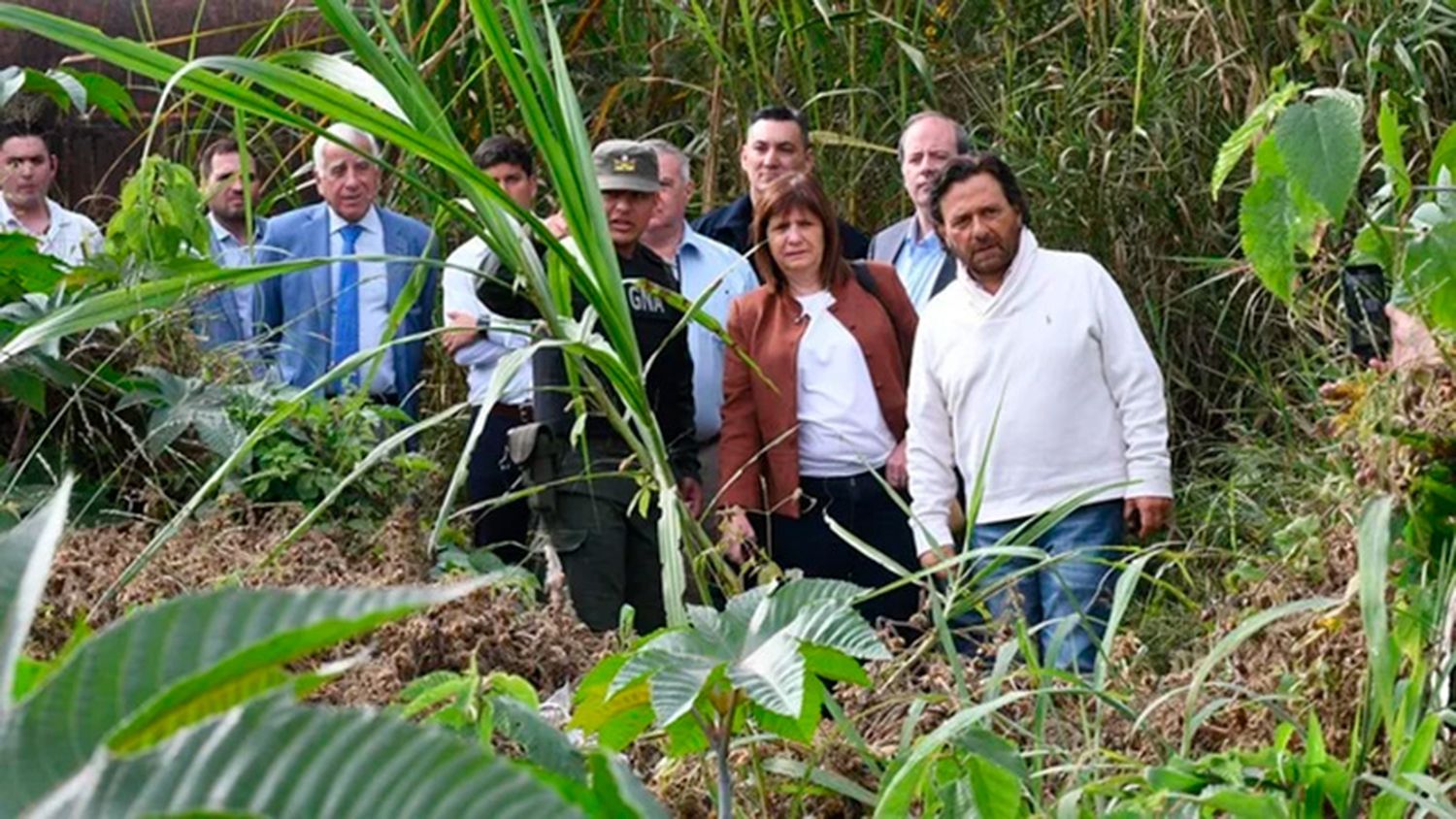 La ministra de Seguridad, Patricia Bullrich, y el gobernador Gustavo Sáenz, durante una visita a Aguas Blancas