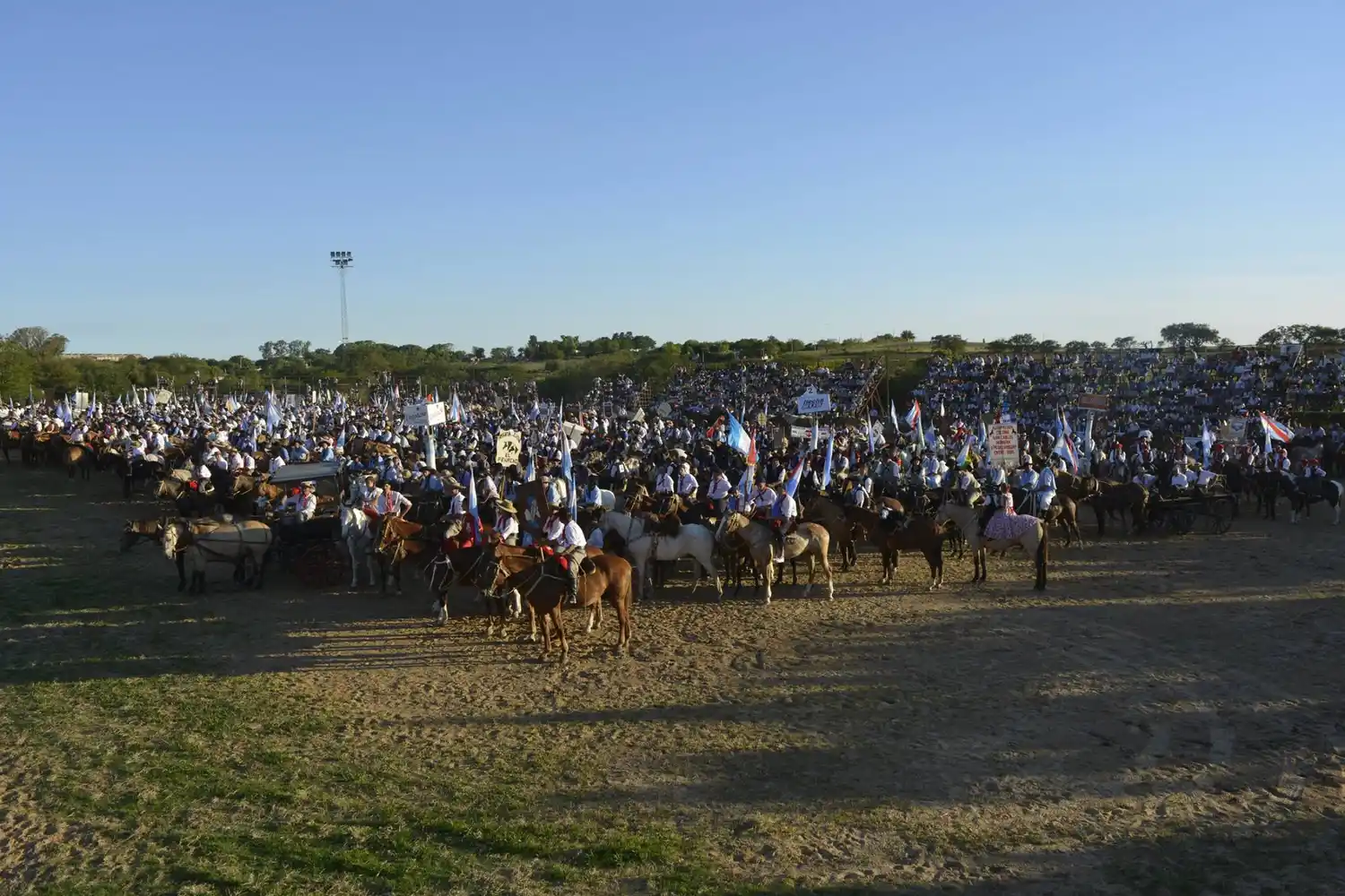 Alrededor de 80 Agrupaciones Tradicionalistas desfilaron por las calles de Diamante