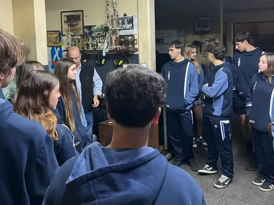 Estudiantes de Ayres del Cerro, en el taller de armado del diario El Eco de Tandil.