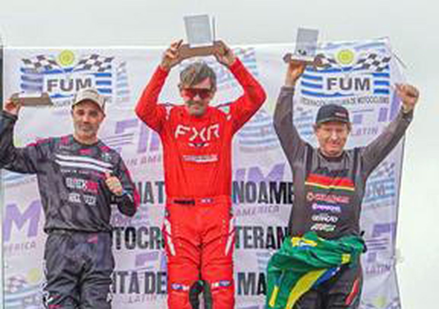Orgullo. El de Estanislao Salanueva, luego de consagrarse subcampeón en Uruguay. Completan la escena, el costarricense Adrián Robert y el brasileño Claudio de Camilo