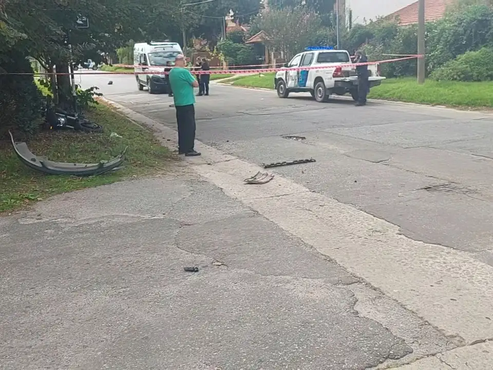 Un grave episodio policial se registró en la ciudad durante esta mañana, cuando una persecución terminó en un violento choque y el hallazgo de un arma de fuego ilegal.