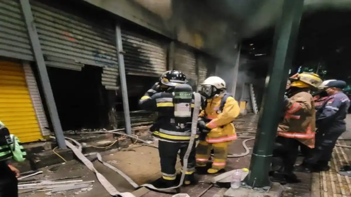 INCENDIO ARRASÓ con al menos 19 locales del mercado del Cementerio en Caracas