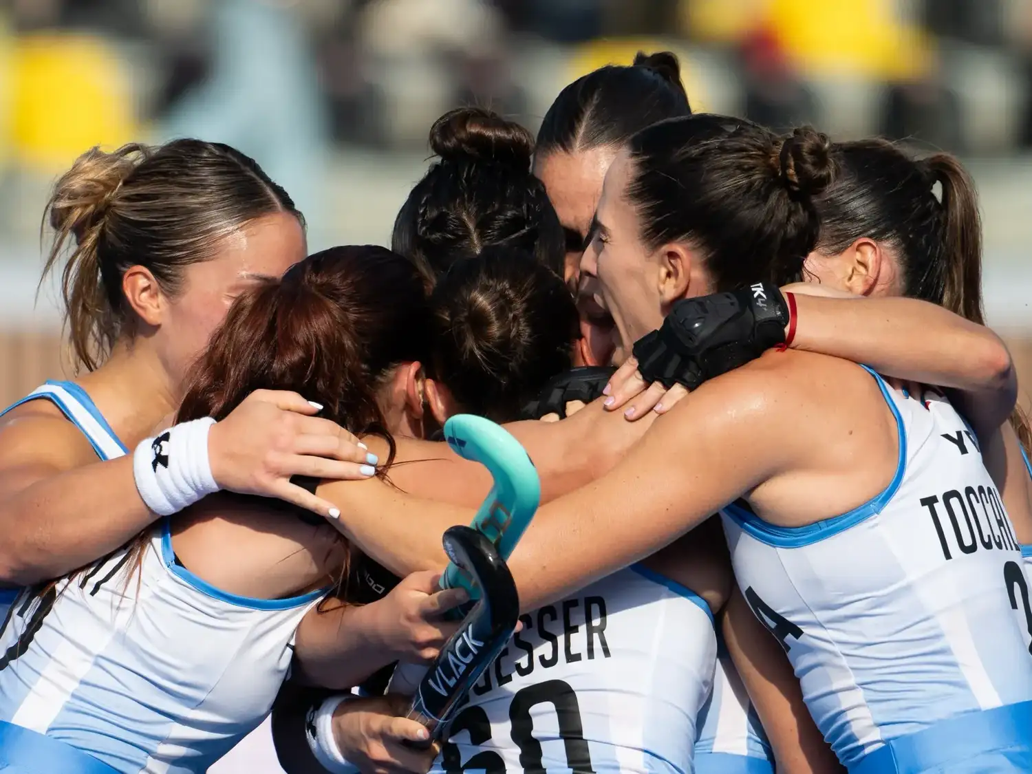 Las Leonas volvieron campeonas y fueron recibidas por una multitud