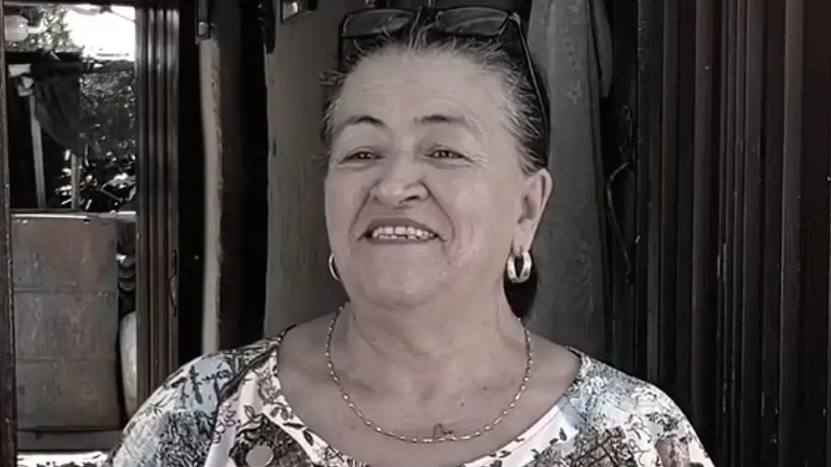Miryam, de 67 años, aprovecha la curiosidad de sus vecinos para vender los chismes más jugosos de Armenia