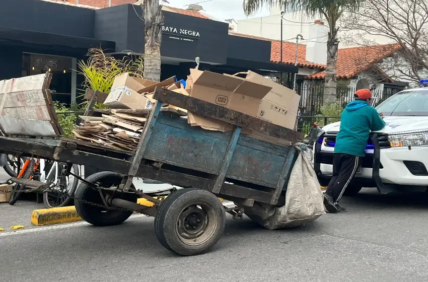 Vecinos retuvieron a un hombre por maltrato a un caballo que traccionaba un carro
