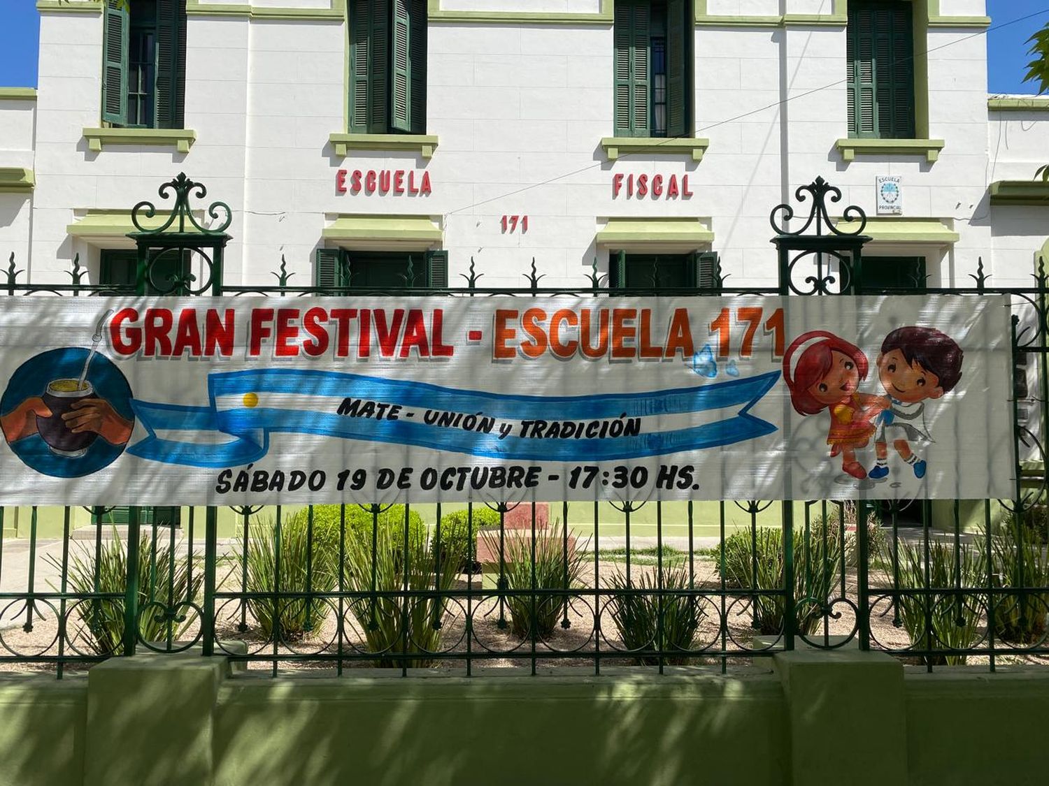 El pasacalle frente al establecimiento educativo con la convocatoria al festival.