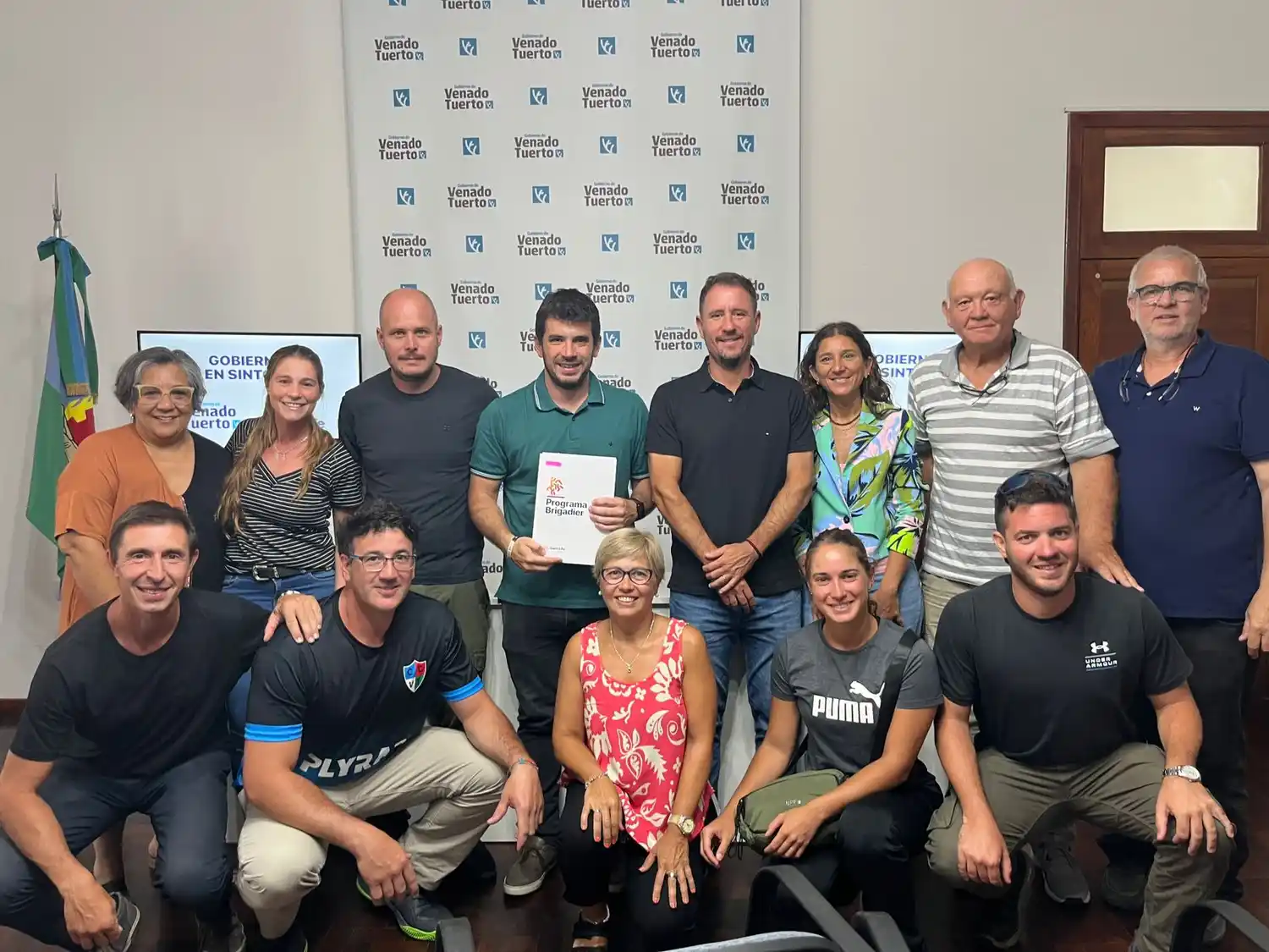 Funcionarios y ediles junto con referentes de los clubes beneficiados.
