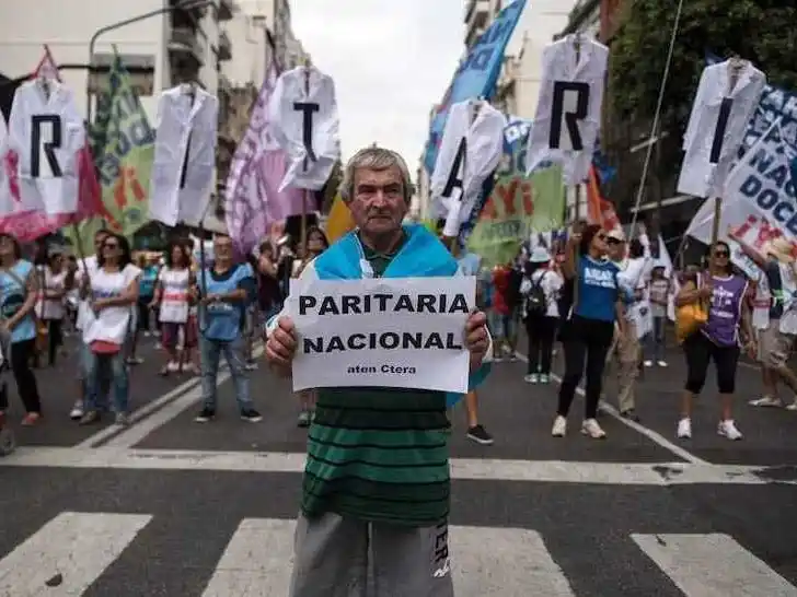 Obligan al Gobierno a convocar a la paritaria 
nacional docente para fijar piso salarial