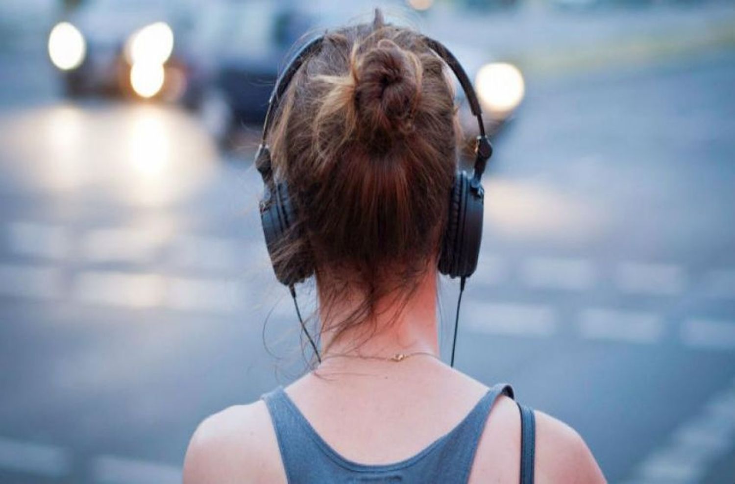 Según especialistas en seguridad vial, el uso de auriculares es una gran causal de accidentes de tránsito