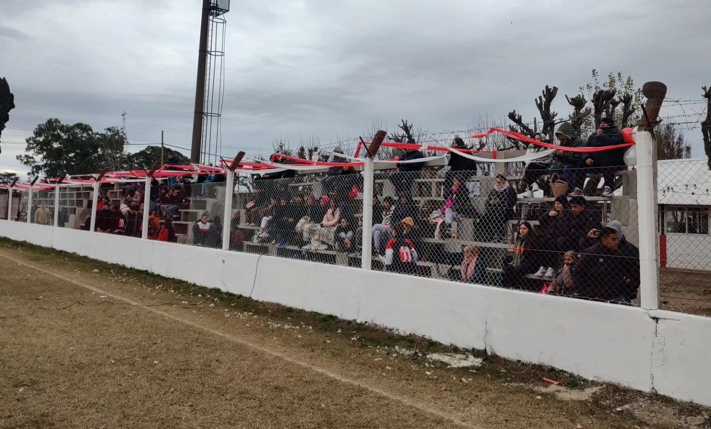 Paraná inauguró las tribunas de su cancha de once.