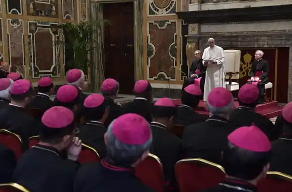 “Somos leprosos en busca de cura» dijo el Papa Francisco a cardenales